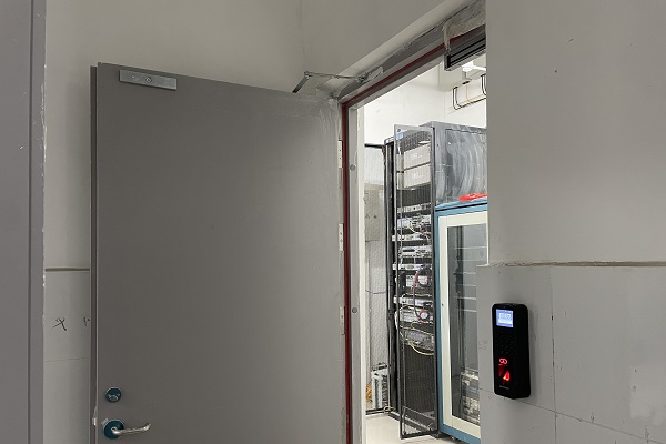 北京保利广场机房海康威视指纹刷卡门禁安装工程